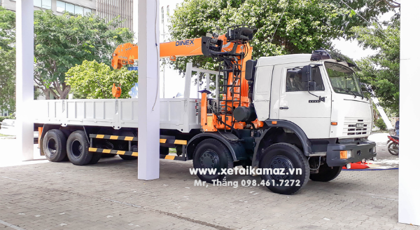 Xe tải thùng Kamaz 6540 (8x4) gắn cẩu Dinex 8 tấn